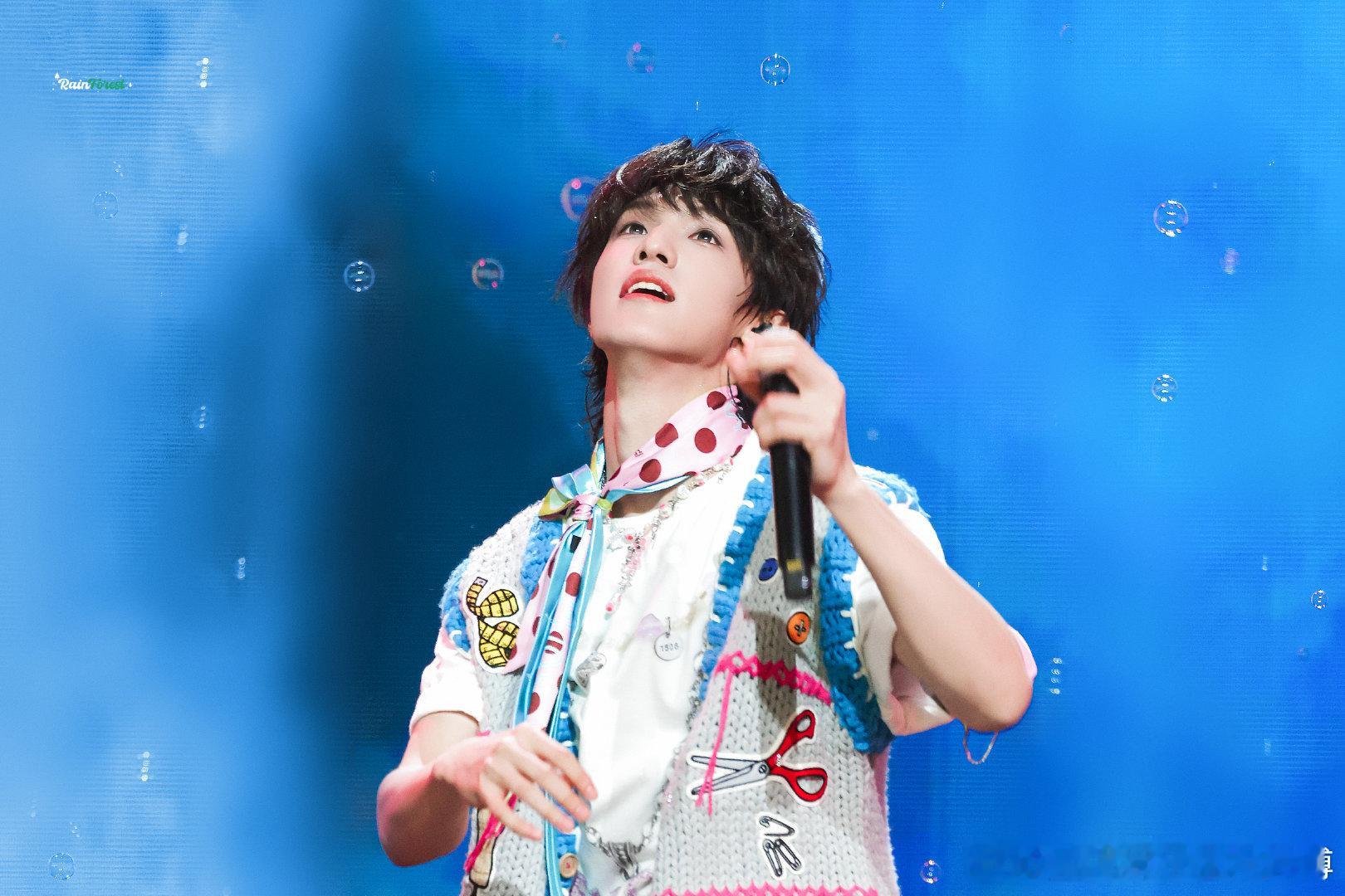 张泽禹别看手机看看我吧张泽禹毛绒小王冠 谁能拒绝张泽禹的撒娇！毛绒小王冠配“看看