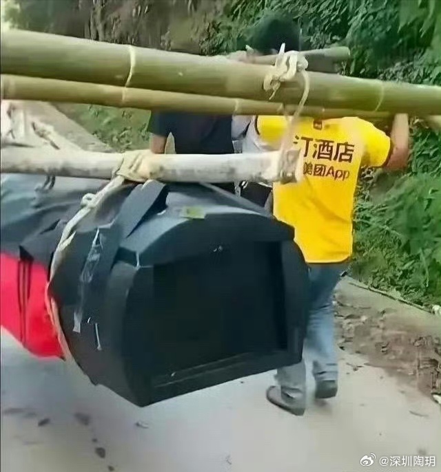 外卖，这个行业没有门槛。据说接活儿没上限，也没下限。[允悲] ​​​