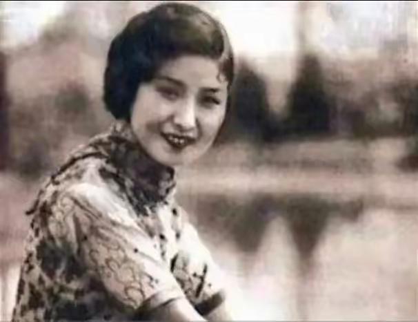 1925年，长春一青楼里，24岁的张素贞正准备脱衫迎客，突然脑门被冰凉的枪管顶住