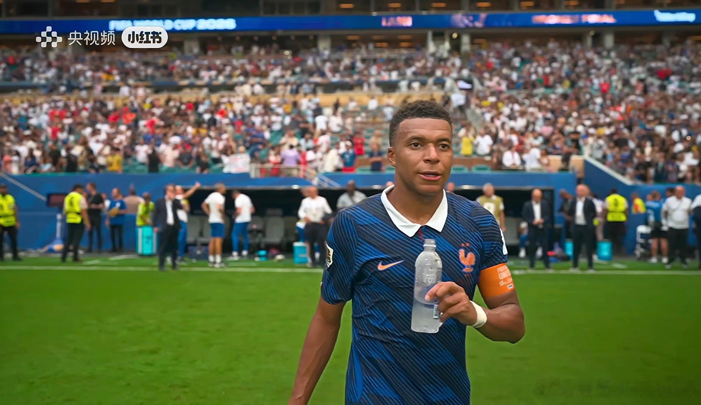 世界杯 最终比分英格兰6:4法国导播给了世界杯历史进球王姆巴佩一个长镜头 
