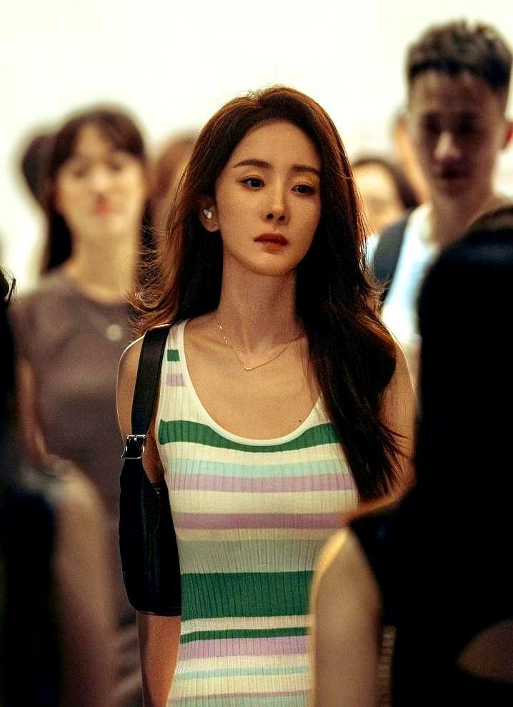 再不做身材管理，你会损失镜头。
 
杨幂在《惊蛰无声》里只露三秒背影，热搜第一。