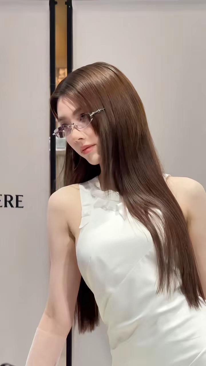 谁懂真的好美。戴眼镜的小宝真美