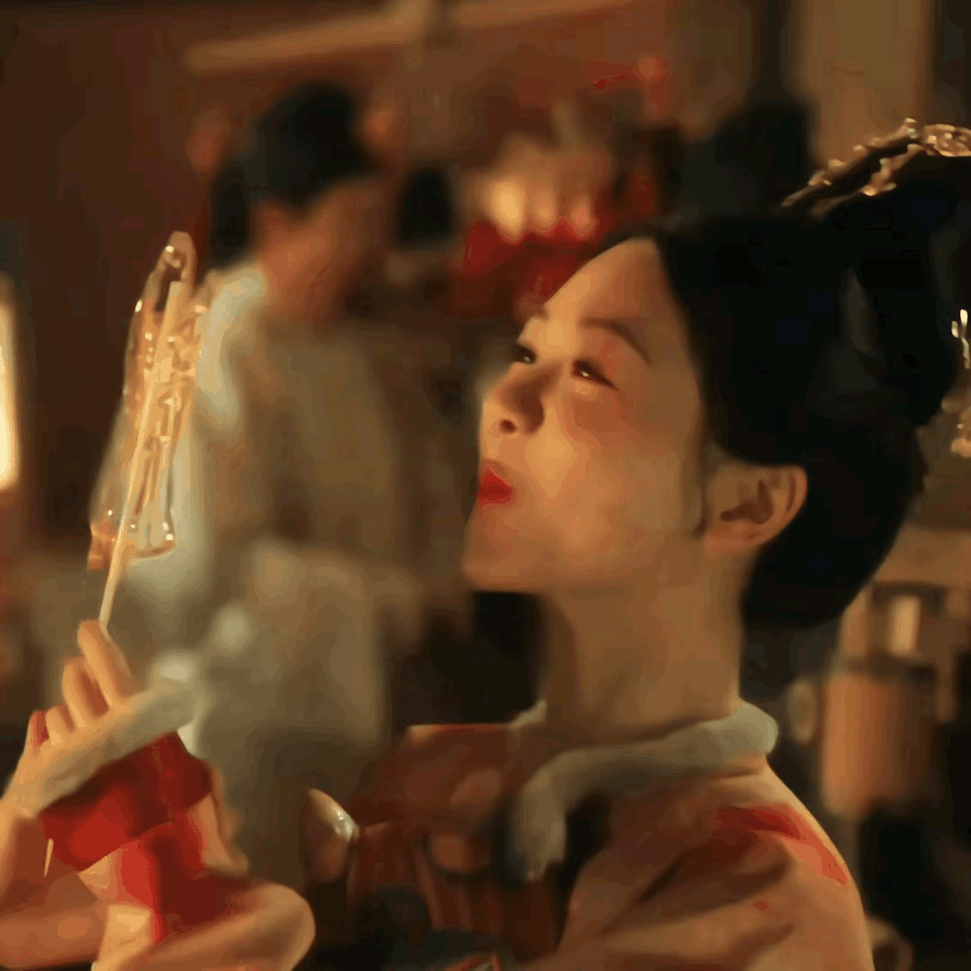 杨紫还是那个杨紫啊！
吃起东西来秒回《欢乐颂》，
活泼可爱的邱莹莹又回来了，
不