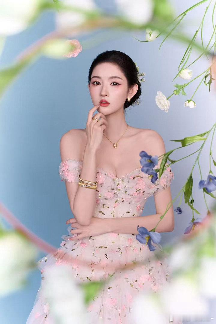 王玉雯一字肩花朵长裙王玉雯苏州活动状态 花朵长裙很挑人，穿不好容易显得乱。但王玉