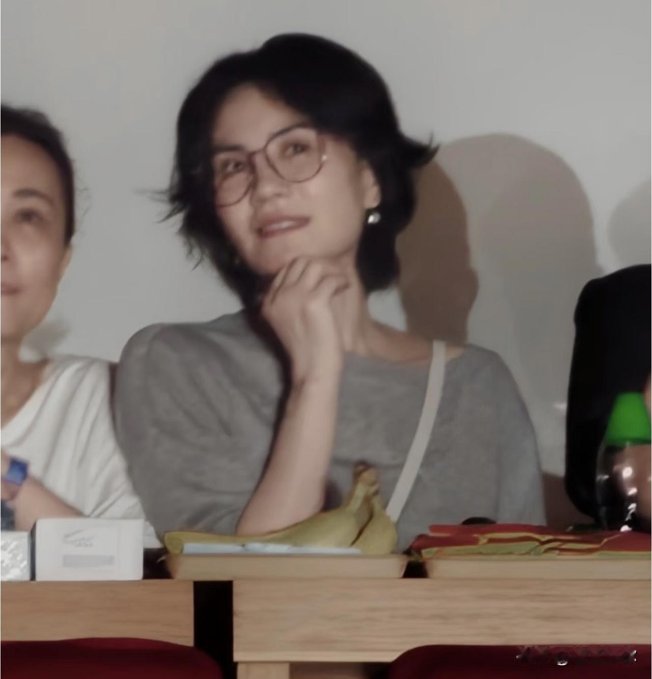 王菲现身那英演唱会，素颜状态格外惹眼。身形清瘦没有臃肿感，黑发蓬松黑亮，开怀大笑