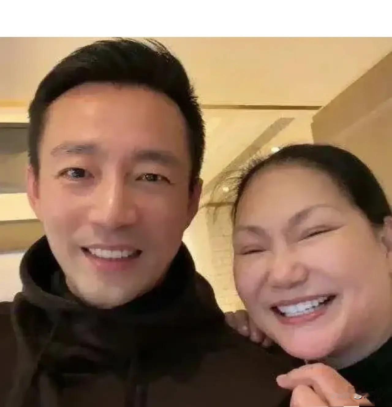 估计S妈现在心里最大的疼，不仅仅是失去女儿，更大的疼应该是看到前女婿一家的幸福生