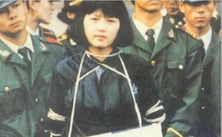 1991年，20岁美女陶静被押赴刑场时，要求取下避孕环，警察：可以。


陶静出