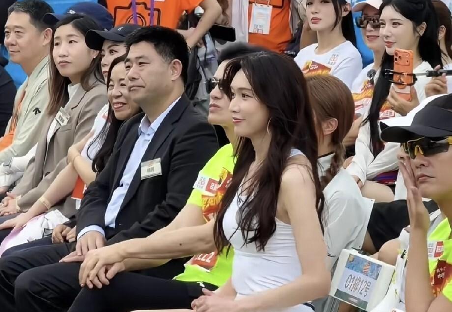 林志玲有点累啊！坐在那里，都不敢靠背，因为什么？一靠背坐，肚子就会显得有肚腩了。