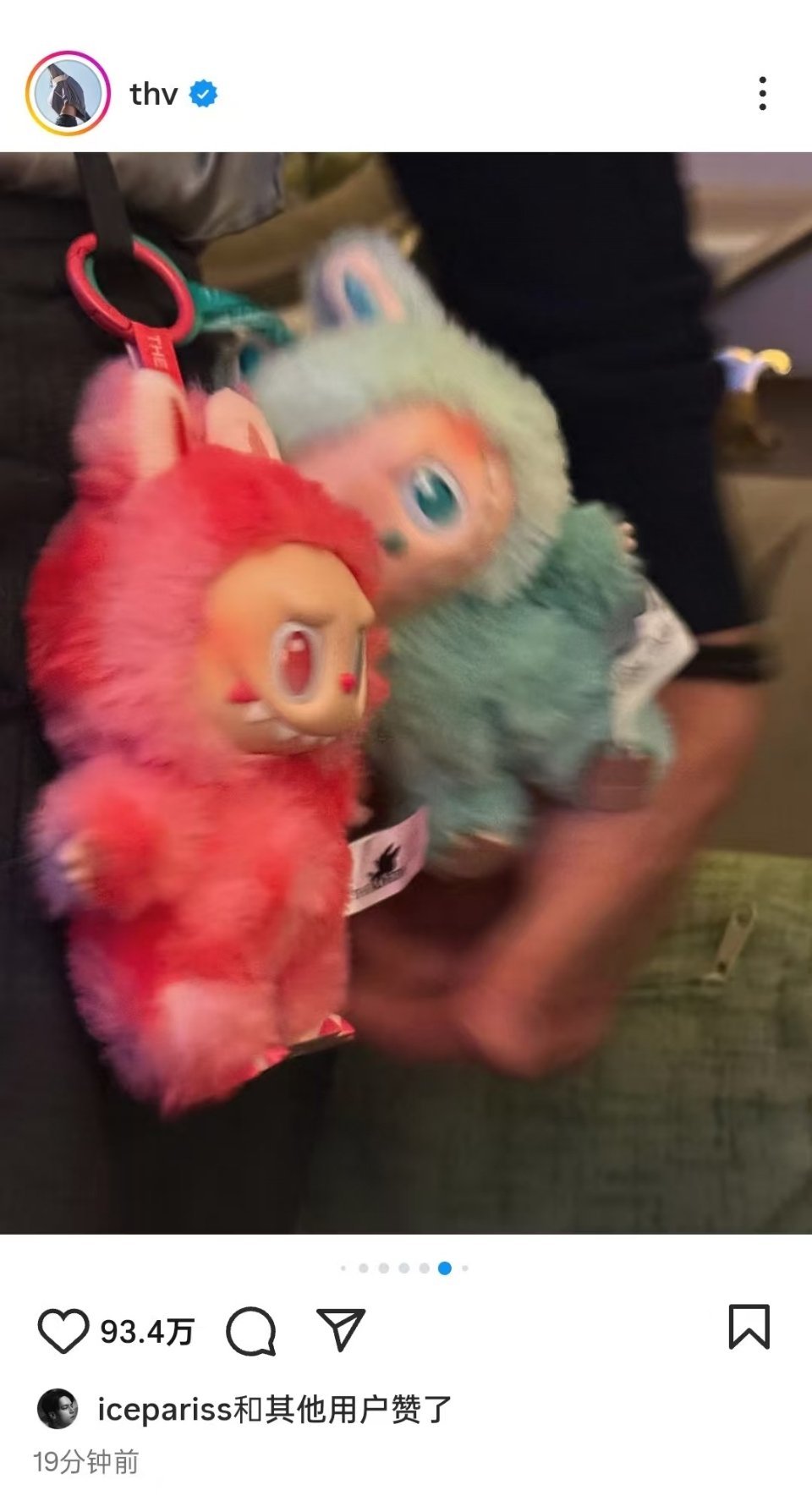 金泰亨带labubu进巴黎时装周金泰亨裤子上挂labubu 金泰亨把labubu