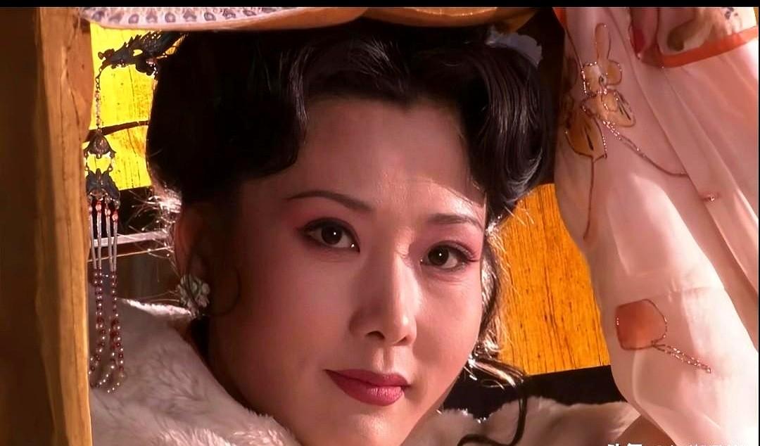 到死都没听见亲生女儿叫一声妈，杨九红咽下最后一口气时，眼里全是绝望。

她拼死攒