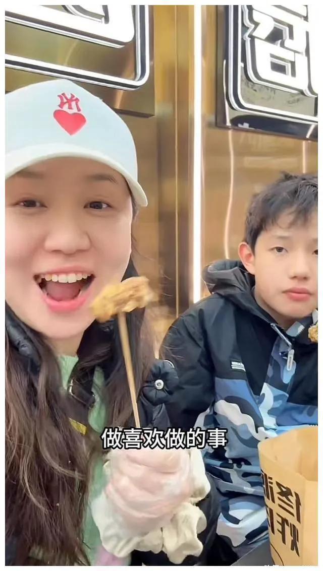 关凌晒全家福庆祝自己和老公结婚13周年。
作为童星出身，当初凭借一部《我爱我家》