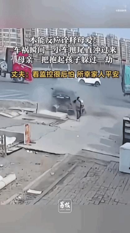 监控录像里，那辆黑色轿车的轨迹完全不对。

它原本直行，旁边路口突然钻出来一辆箱