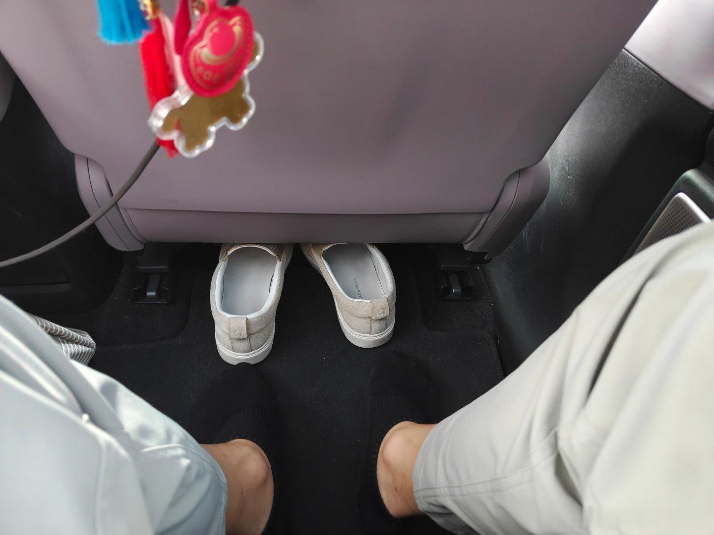 上车脱鞋，可以有效缓解纯电车二排坐高不足的问题