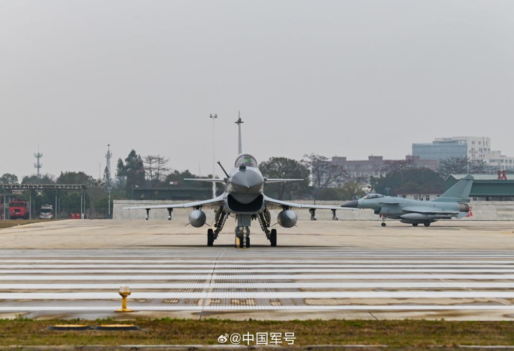 近日，东部战区空军航空兵某部在复杂气象条件下组织飞行训练。此次训练围绕多课目专攻