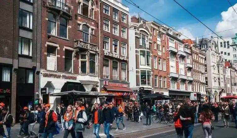 转：早上刚看到新闻，荷兰阿姆斯特丹拥有全世界最大的红灯区，大概有5000-700