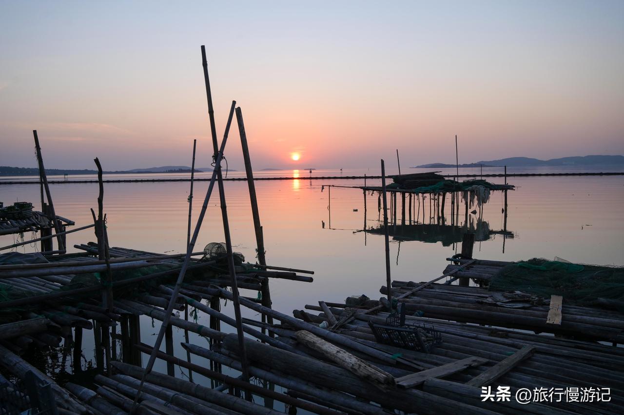 随手发一张海边的照片海上日出，梦幻，静谧，新的一天