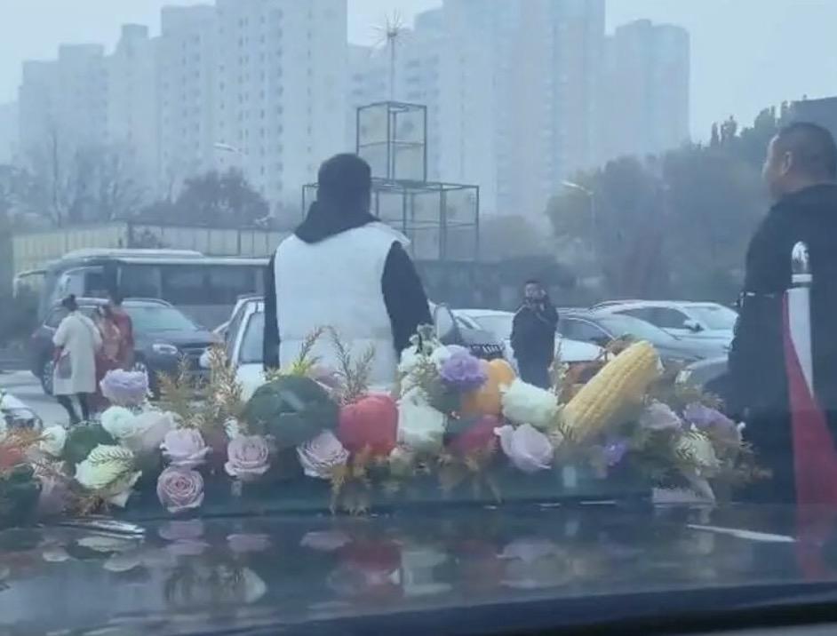 河北一对新人结婚遭拦婚车索要50条烟事件，当地进行相关的通报。
而在通报中明确表