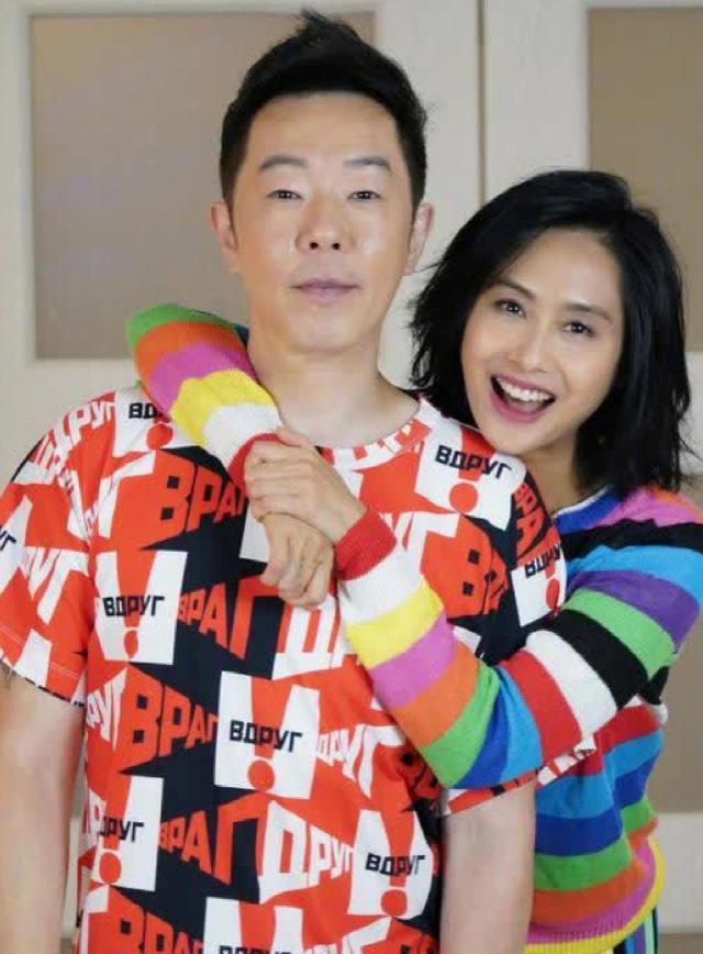 黄贯中说，我小时候，我爸经常打我和我妈，还会拿刀追着我妈打，后来我妈离婚了，因为