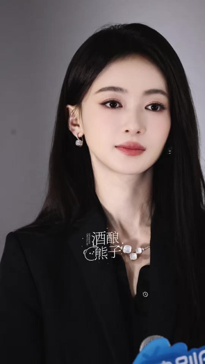 吴谨言完全是妈咪来的 笑意浅浅，气质舒缓，剧宣里的吴谨言自带柔光滤镜，包容温柔，