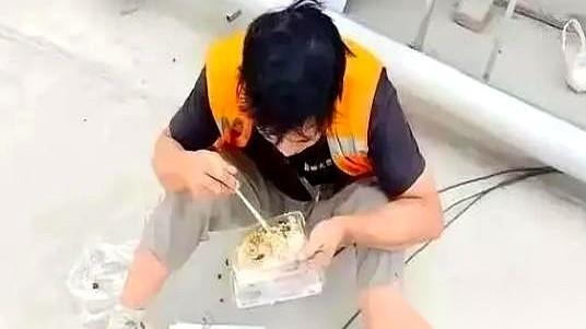 刺耳的防空警报在特拉维夫城郊撕裂空气，盖过了工地上搅拌机的轰鸣。头顶上，拦截导弹