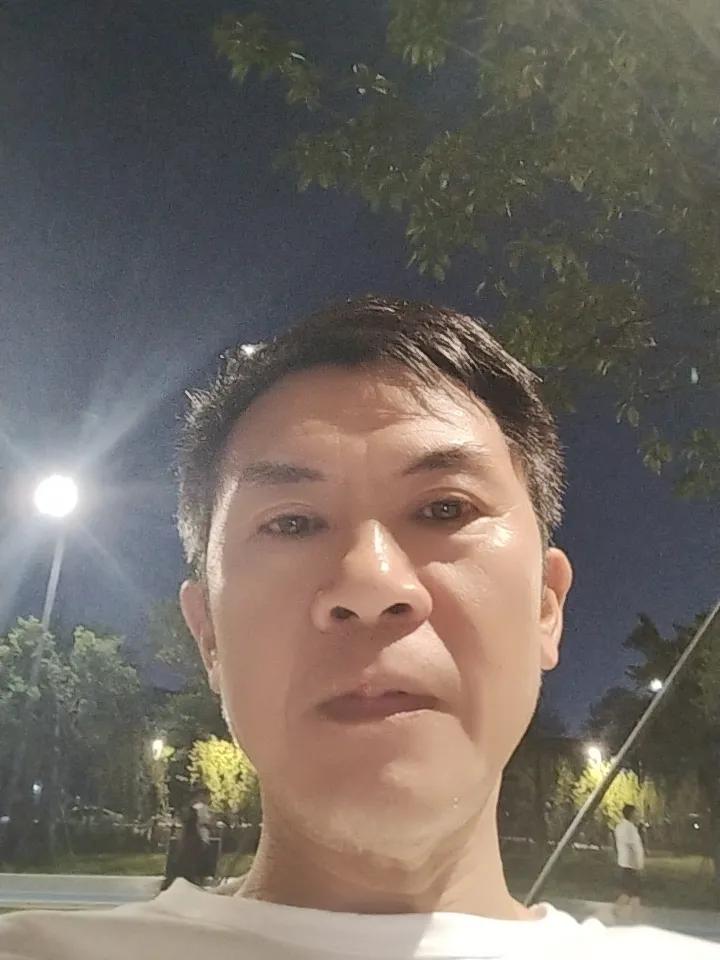 我才五十四岁了，坐公交车被人叫爷爷。
今晚我去公园里散步。由于我住处离公园里有几