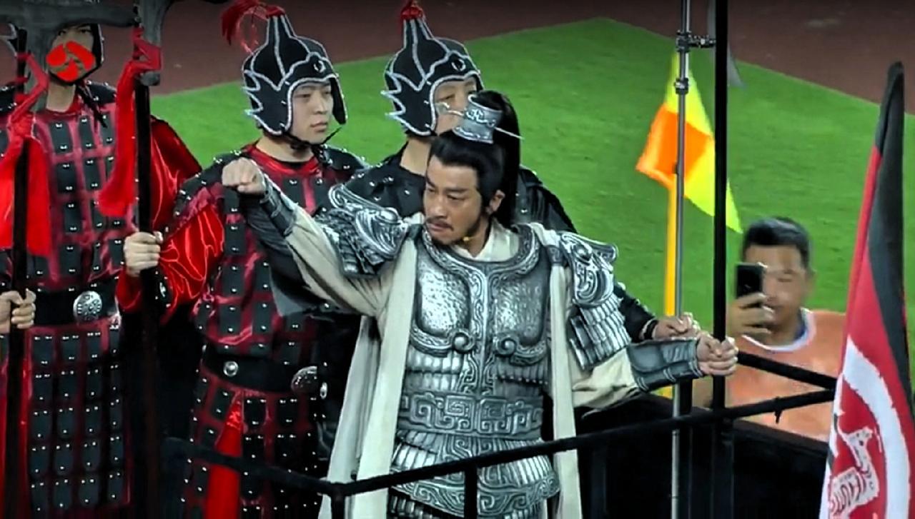 看到了，看到了，宿迁霸王项羽来了！战旗飘，战鼓擂，真马真骑上体育场了，霸王项羽在