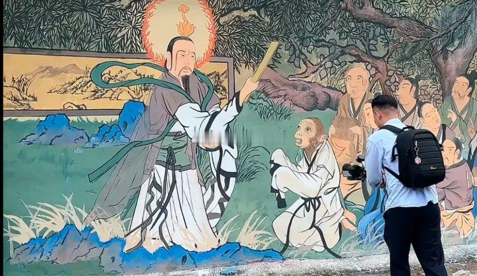 最近《黑神话悟空》非常火爆，江苏有位主播在墙上画了这一幅画，有的人说画得有些丑，