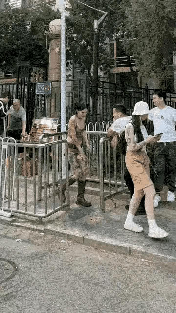 这个女子穿着打扮好坏就不说了，仅就身上纹的这些东西，就已经让人没法接受了，也许她