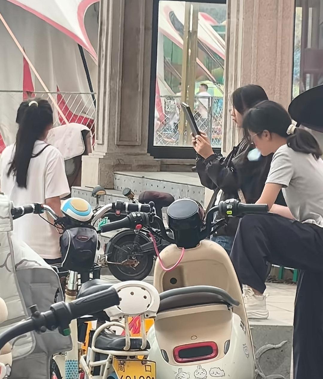 谁能管管现在的初中女生
小小年纪就学会抽烟了
而且这个现象几乎是全国统一的

现