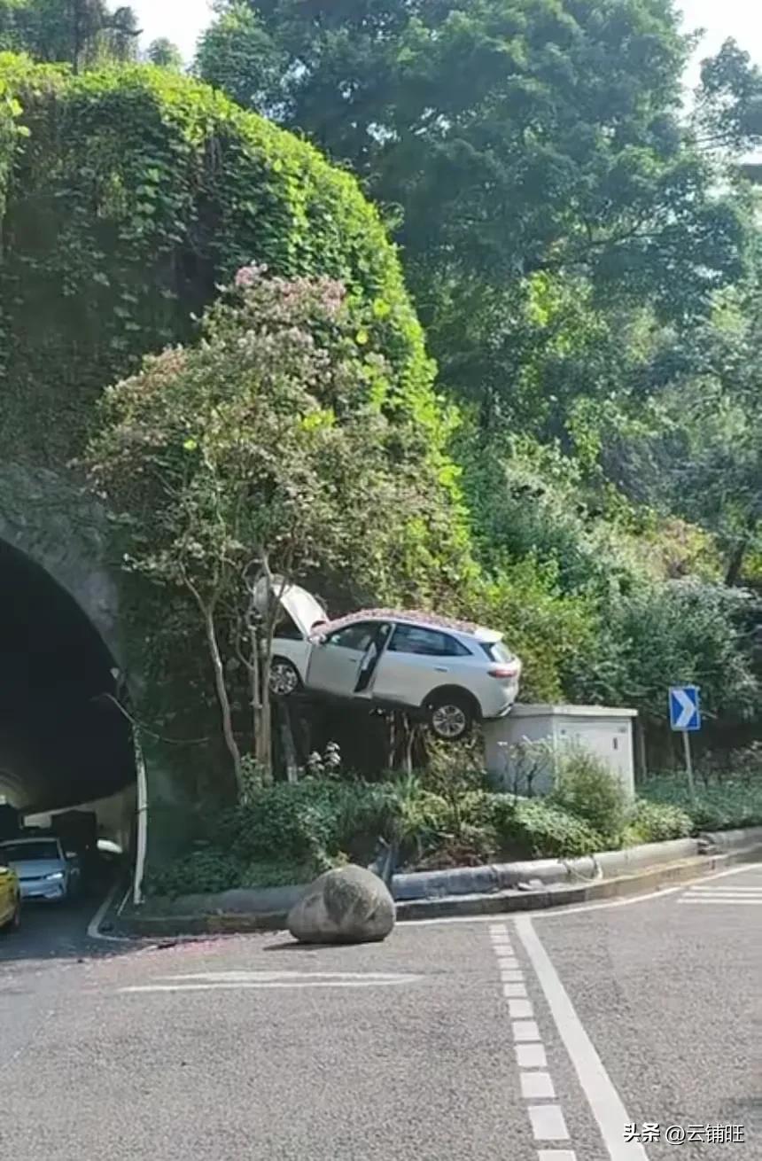 8月5日，重庆鹅岭隧道，一辆白色SUV小车飞上屋顶。
      当这辆SUV汽