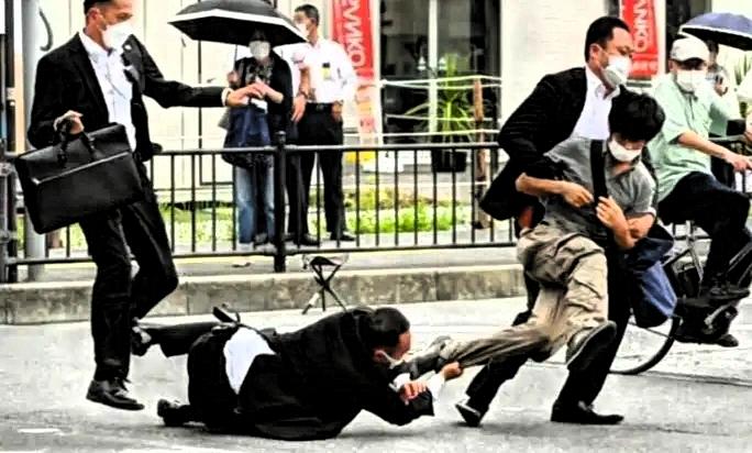 弟弟从日本打来的电话，
语气慌得不像平时，
说现在出门都要提心吊胆，
东京街头的