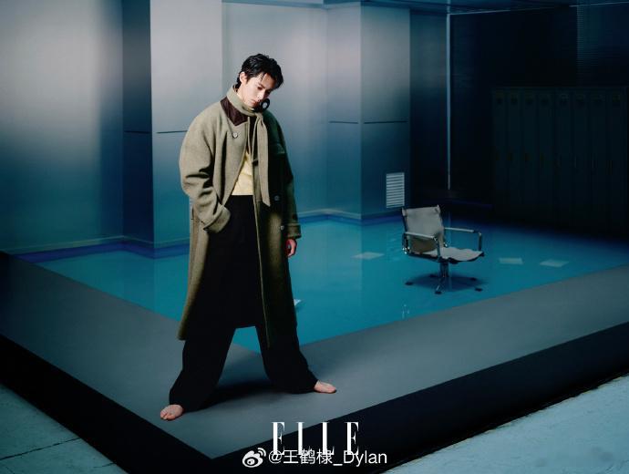 王鹤棣光脚拍杂志王鹤棣赤足大片王鹤棣光脚拍杂志，这组赤足大片一整个性张力十足！ 