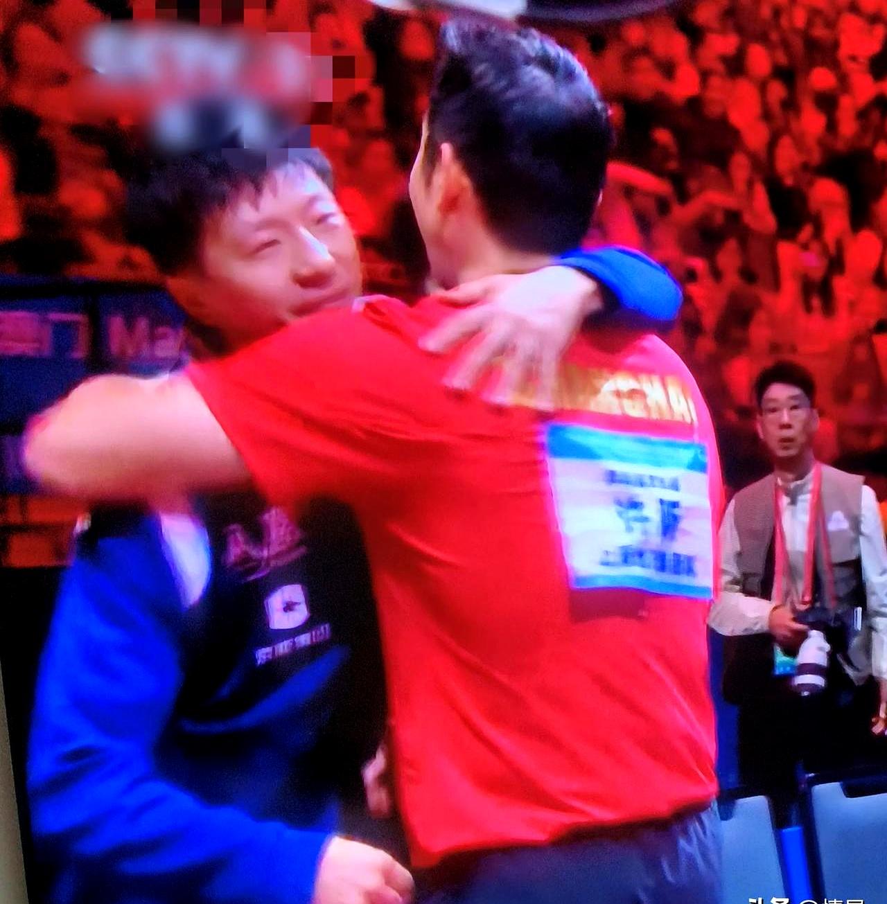 中国的男人和女人就是不一样！
 

全运会男团决赛北京队赢了，但许昕赛后主动和北