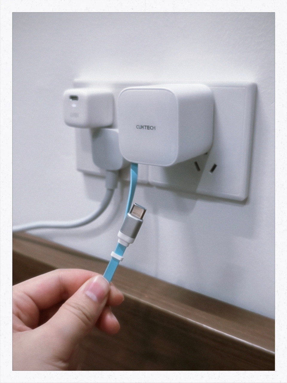 我挺讨厌无序所以突然发现酷态科的CP6很适合在床头使用永远不用耷拉着一根数据线，