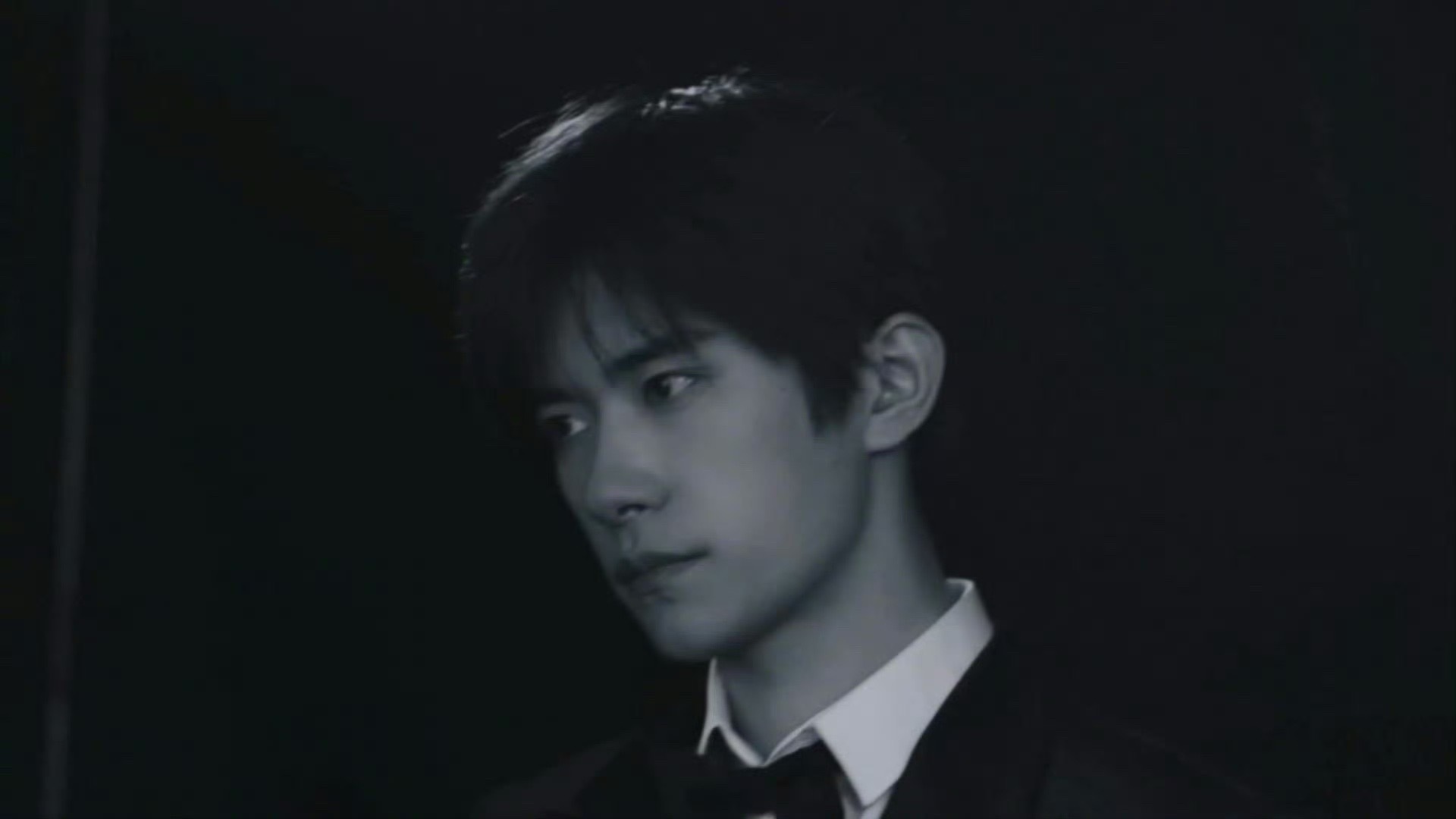 侧拍花絮循环亿遍！黑丝绒贵气暴击+少年感反差，每一帧都是影帝级帅照，精准拿捏高级