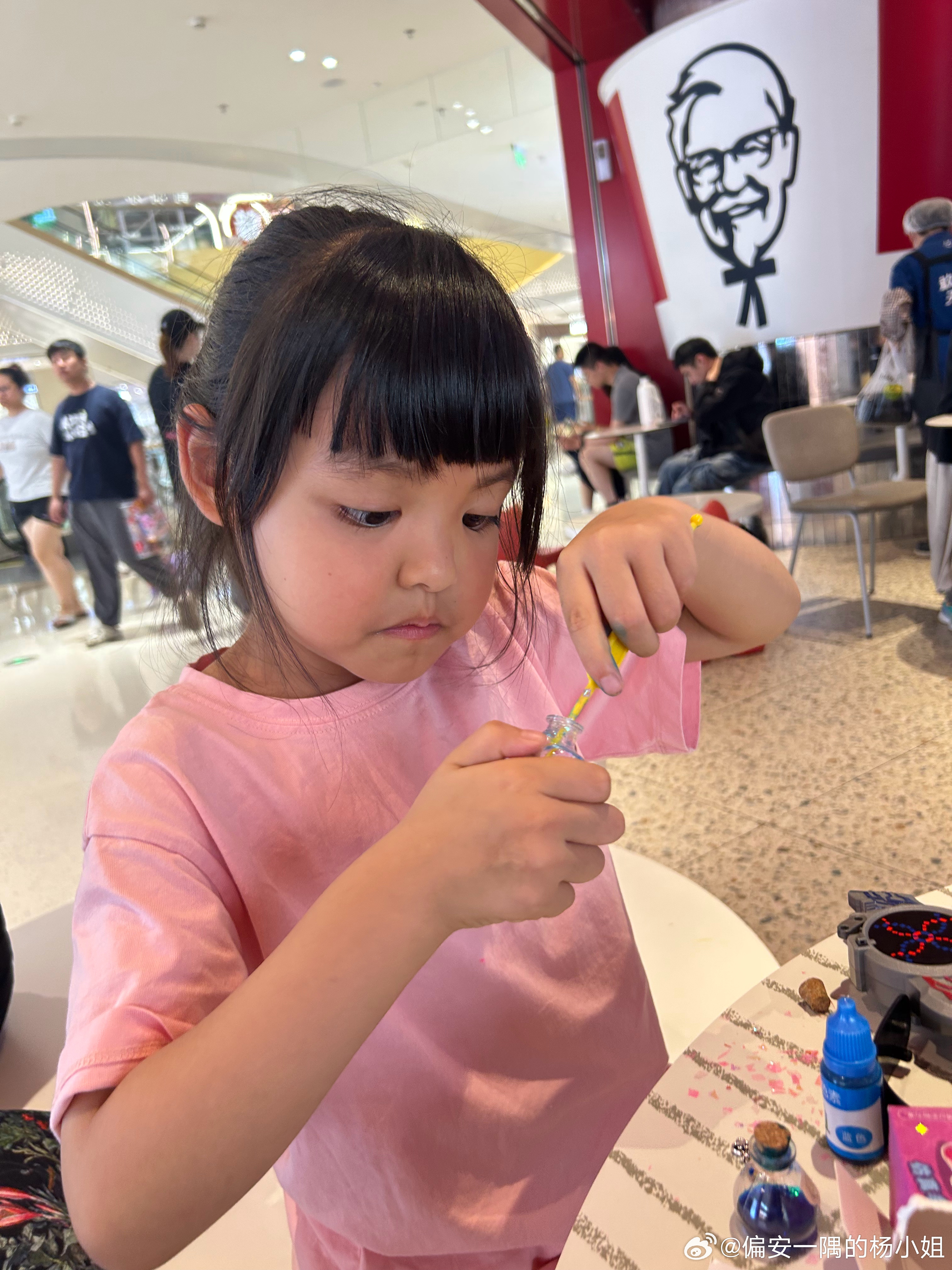 在家写作业要打要杀就是不愿意，家里说教的人太多了，我听了都头疼。姐姐也一副死猪不