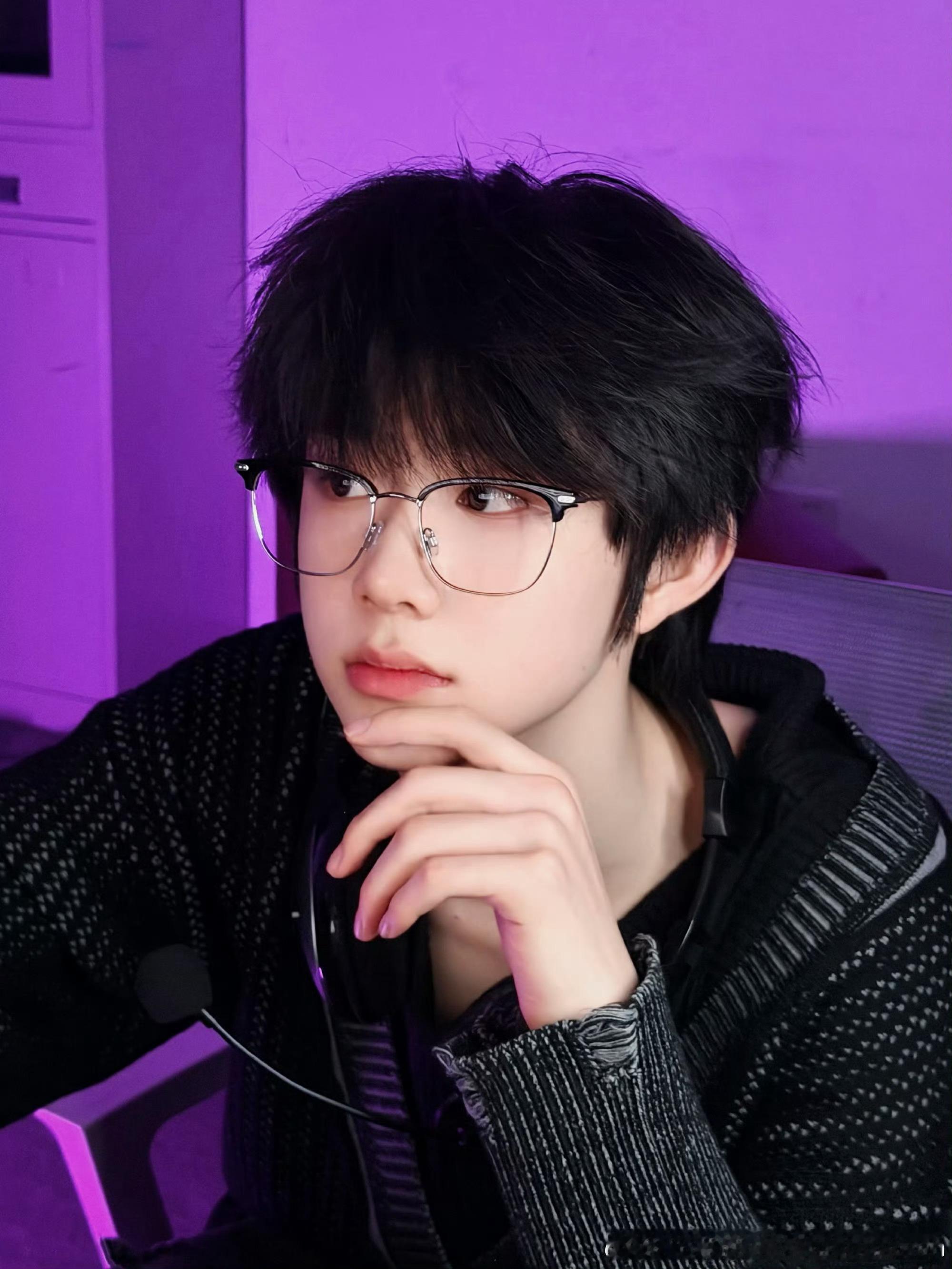 陈奕恒戴眼镜帅的很轻松 陈奕恒戴眼镜六宫格👓精致五官每个角度都完美拿捏电竞少年