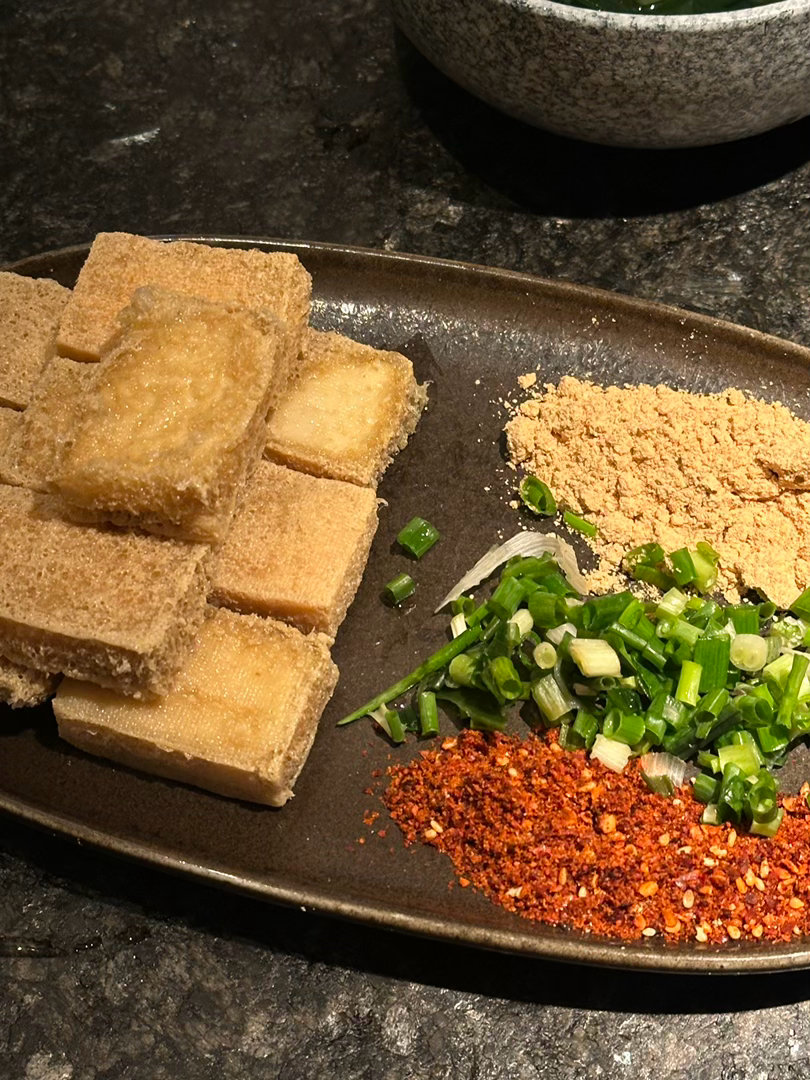 昨晚累到回家洗澡洗头倒头就睡 上班的第四天日常⬇️ 下班回家换了套衣服去吃火锅?