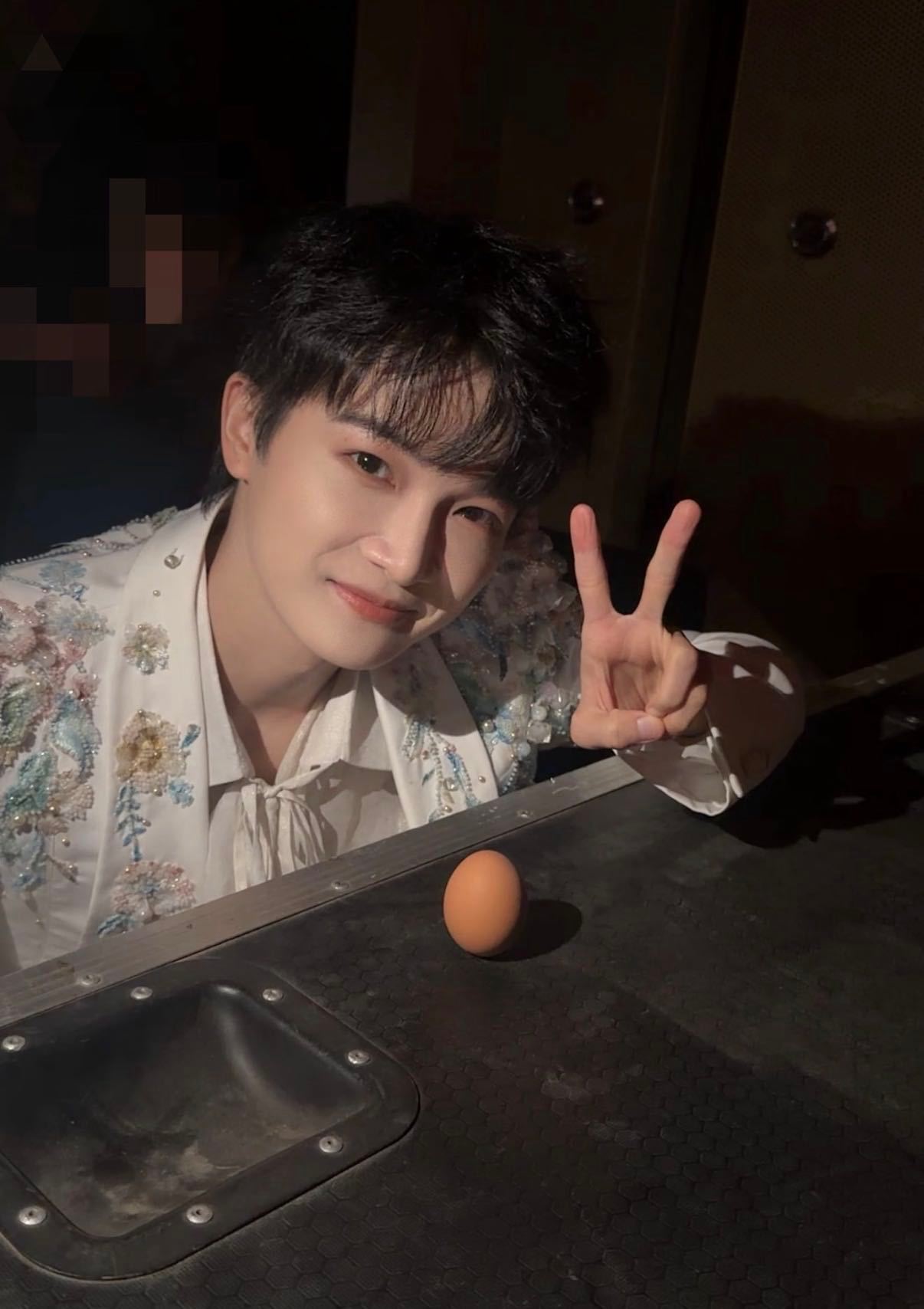 周深在后台干兼职吗周深说别拍了立不住 别人春分：发条朋友圈。周深春分：酒店立鸡蛋