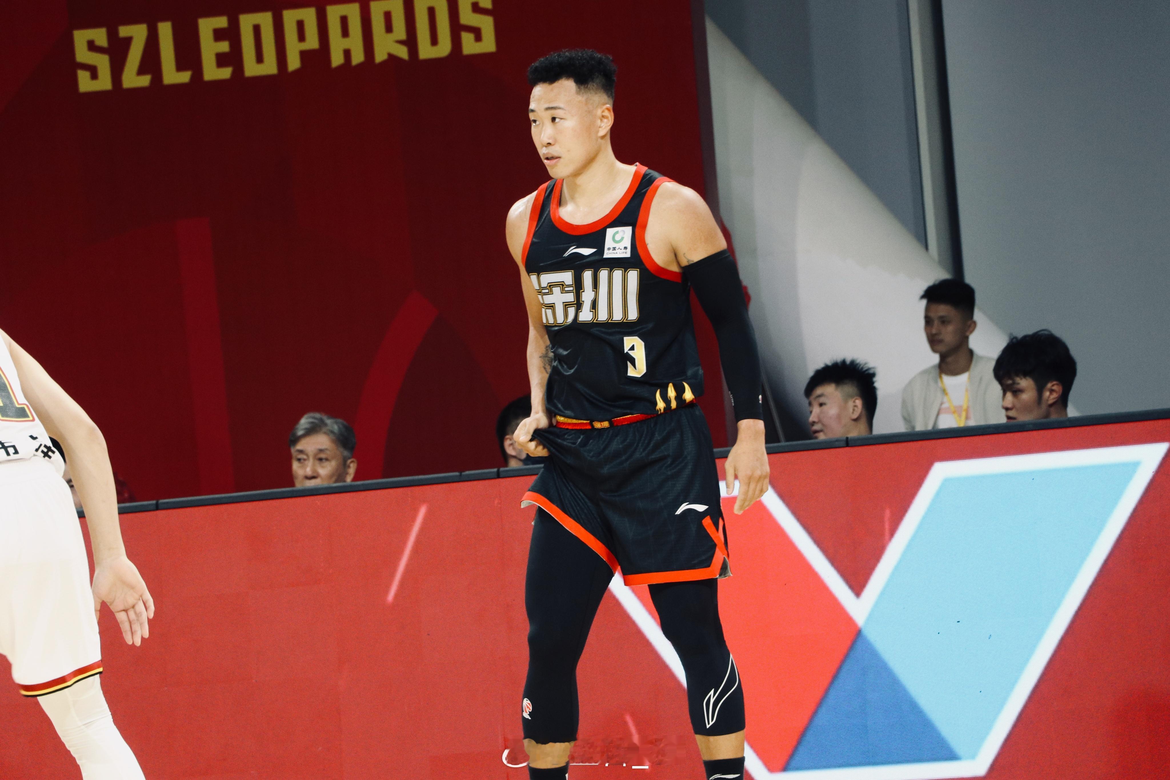 山东最后时刻三人夹击史密斯，漏了空位的王浩然，后者三分绝杀。前几天在的播客里，选