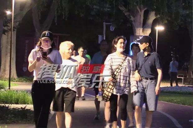 章子怡刘芸李斯丹妮夜游公园 ​​​