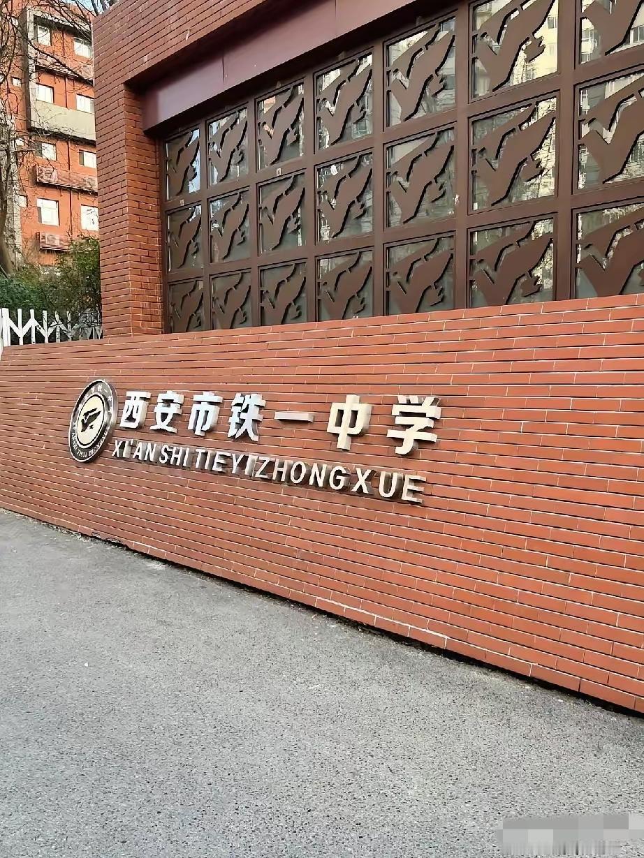 西安这事，家长赢麻了。
​老师隔天就道歉，处理神速。
​但老师从此保温杯不离手，