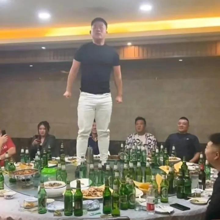 属实尴尬！公司聚餐领导直接跳上桌，看着真没分寸
 
今天公司聚餐，酒过三巡领导喝