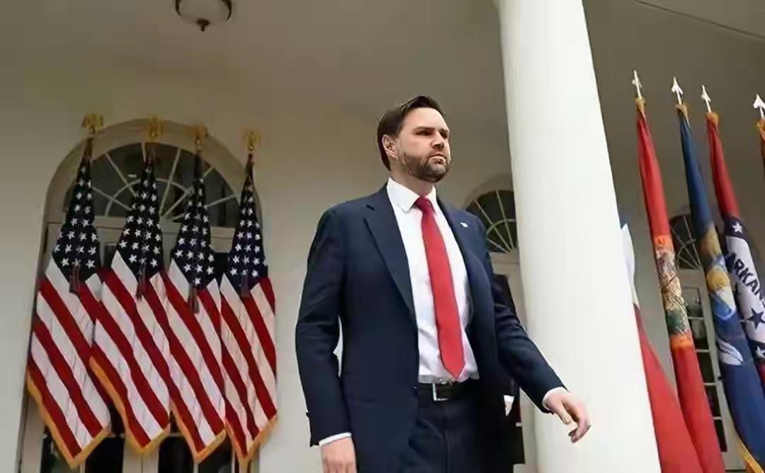 突发，美国这次在委内瑞拉的操作，真是把强盗本色展现得淋漓尽致！从8月底增兵加勒比