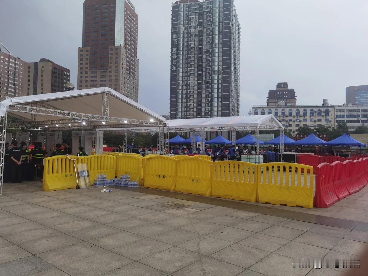 下午14：20分，经过四道关口，刚来到贺龙体育场，天空下了大雨并且还有大风，看台