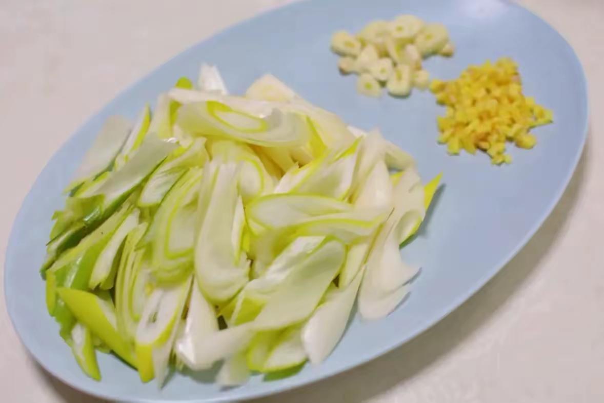 1. 明日小雪 传统习俗“吃四鲜”指啥该咋吃：11.22小雪，“四鲜”指冬笋（低