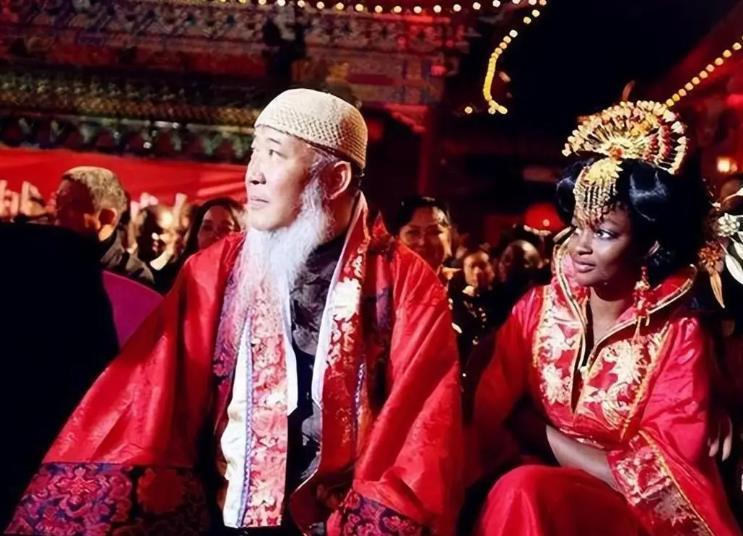 2011年，53岁著名画家杨彦花费4000万，娶非洲妻子。7年后，妻子生下俩子，