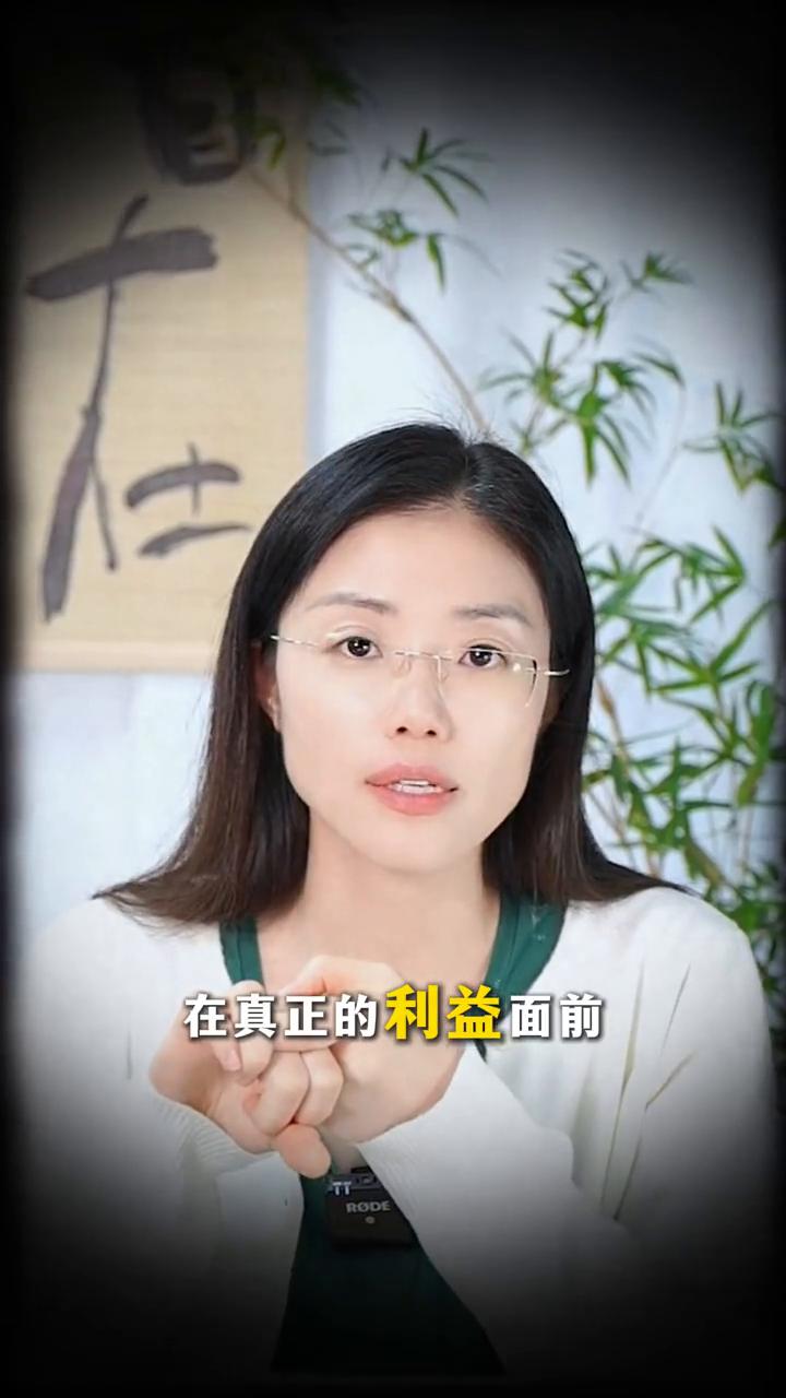 要妈不要老婆是很多男人的常态。
在真正的利益面前，血缘关系更重于夫妻关系的。在两