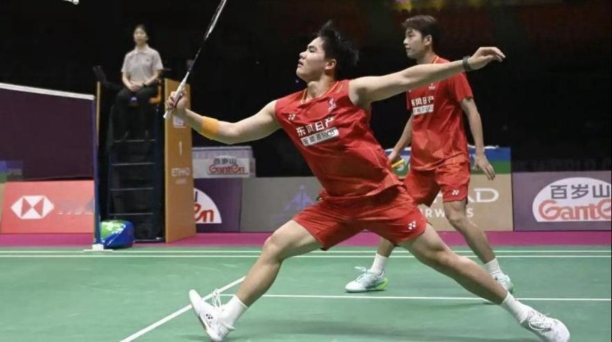 历史性登顶！2026羽毛球世锦赛男双决赛，梁伟铿/王昶2-0横扫马来西亚组合，首