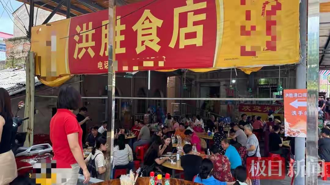 一碗排骨饭带火街边小店。暖心举动更让烟火气十足。
 （个人观点仅供参考，无任何不